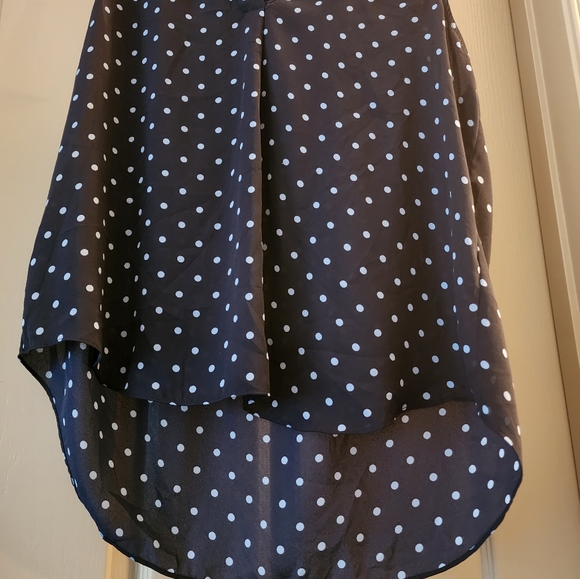 Vince Camuto Women's Large Dark Blue Tank With Light Blue Polka Dots - Picture 2 of 5